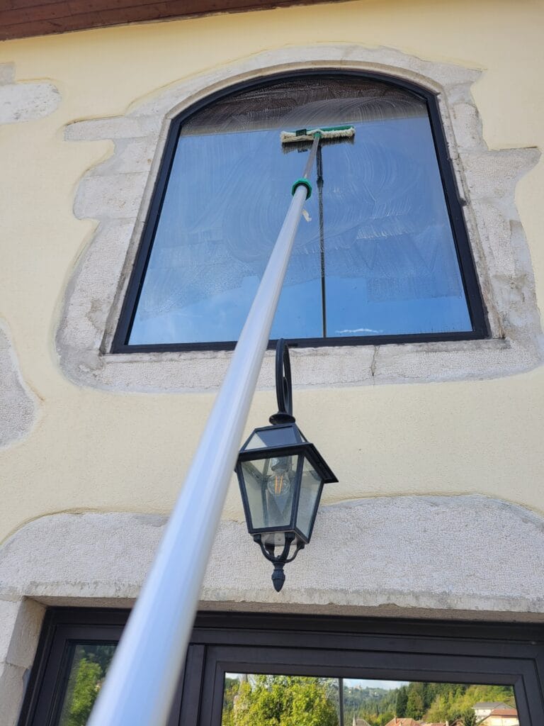 Nettoyages de vitres eefd8634 d753 4403 bd00 9520fad753b0 1 all 5120 (1)